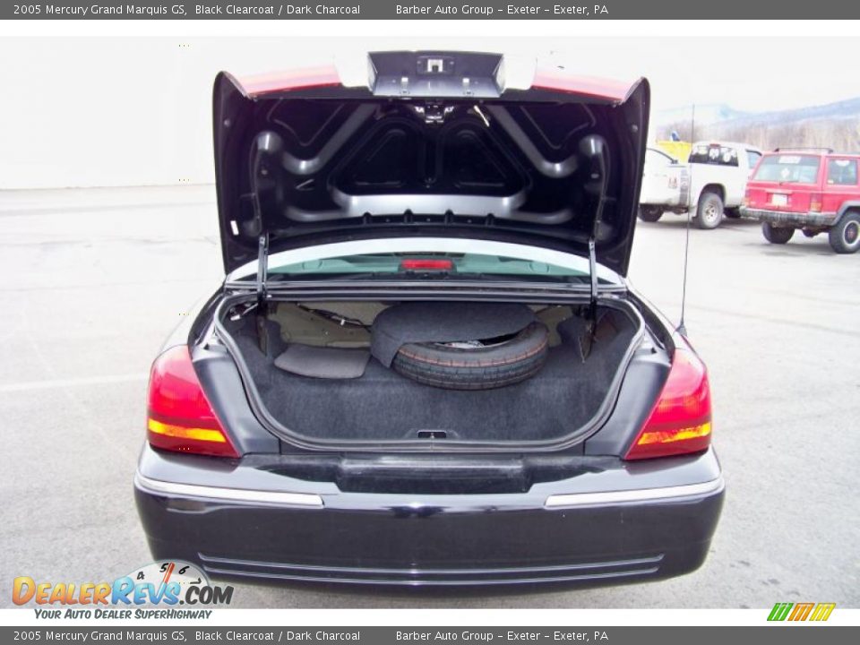 2005 Mercury Grand Marquis GS Black Clearcoat / Dark Charcoal Photo #21