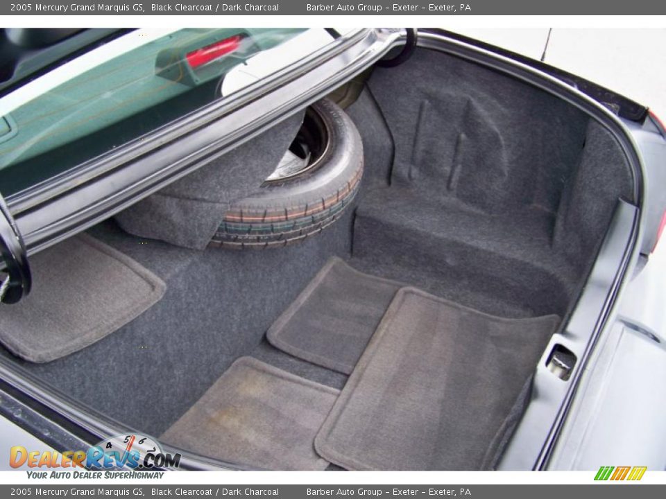2005 Mercury Grand Marquis GS Black Clearcoat / Dark Charcoal Photo #22