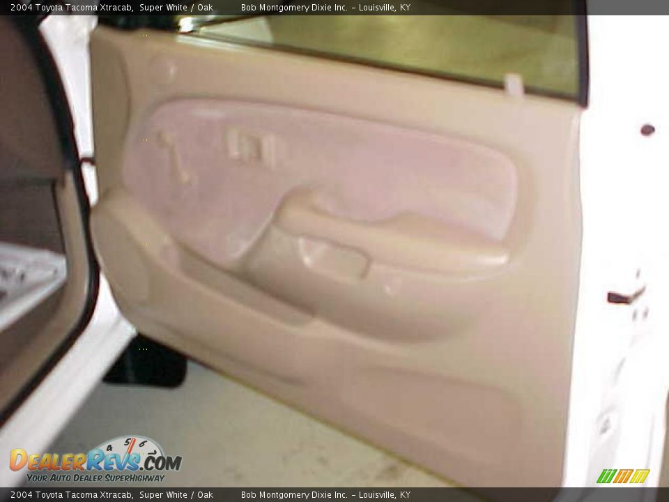 2004 Toyota Tacoma Xtracab Super White / Oak Photo #5