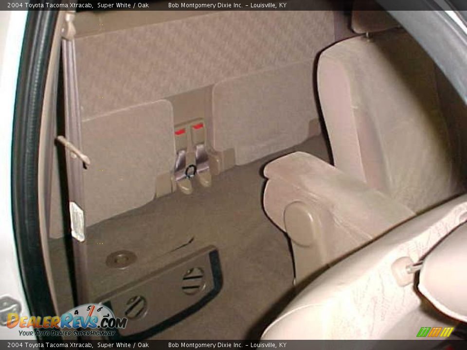 2004 Toyota Tacoma Xtracab Super White / Oak Photo #7