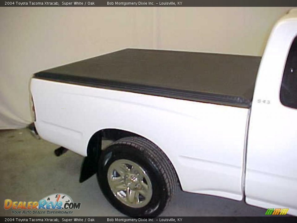 2004 Toyota Tacoma Xtracab Super White / Oak Photo #8