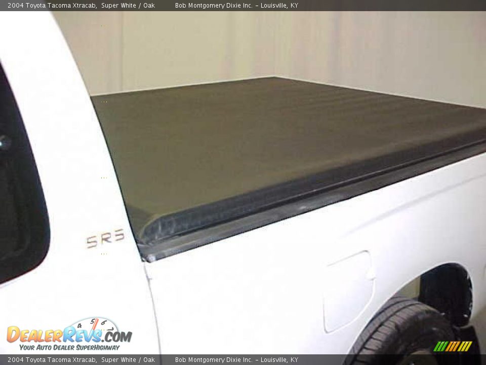 2004 Toyota Tacoma Xtracab Super White / Oak Photo #11