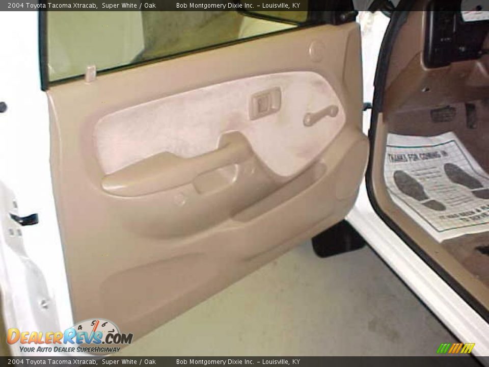 2004 Toyota Tacoma Xtracab Super White / Oak Photo #12