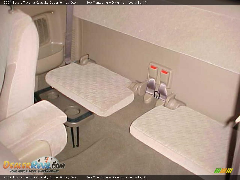 2004 Toyota Tacoma Xtracab Super White / Oak Photo #14