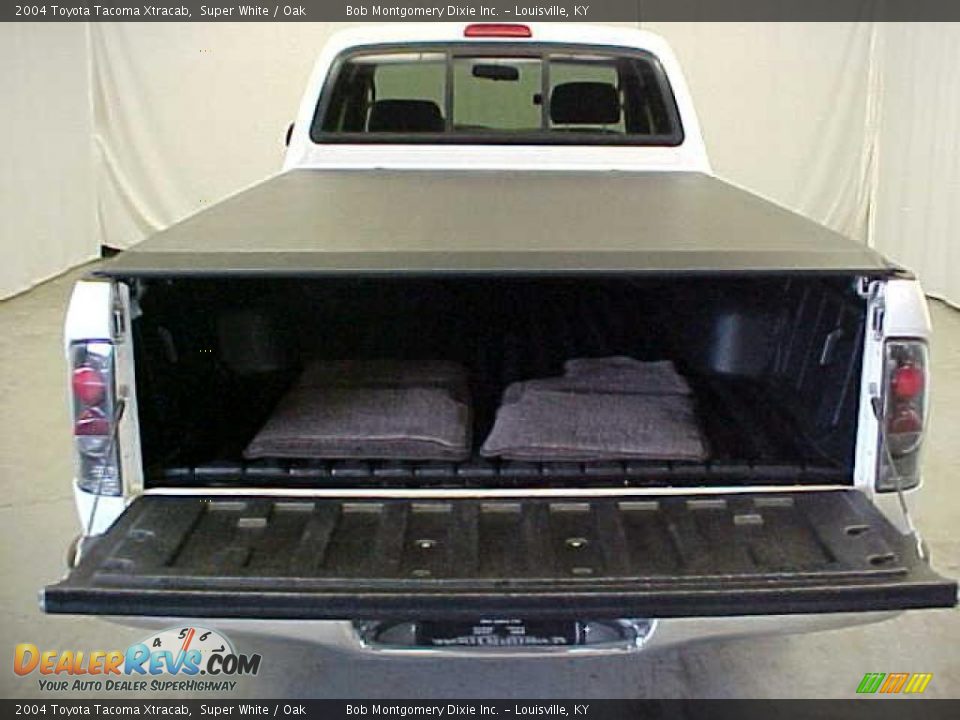 2004 Toyota Tacoma Xtracab Super White / Oak Photo #24