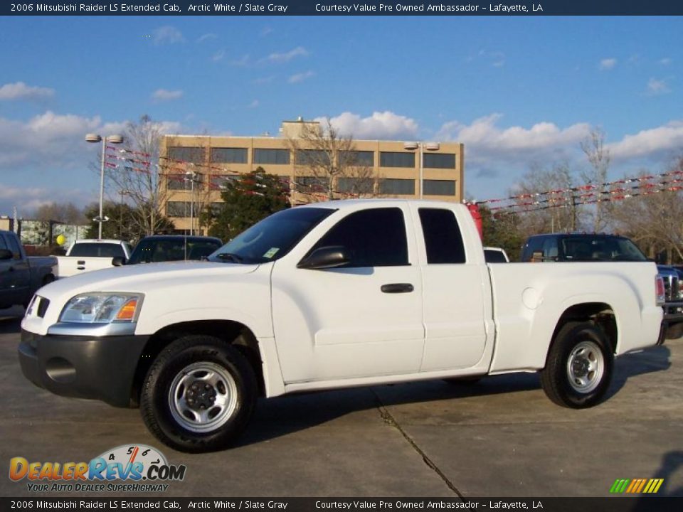 2006 Mitsubishi Raider LS Extended Cab Arctic White / Slate Gray Photo #1