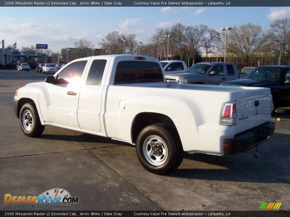 2006 Mitsubishi Raider LS Extended Cab Arctic White / Slate Gray Photo #2