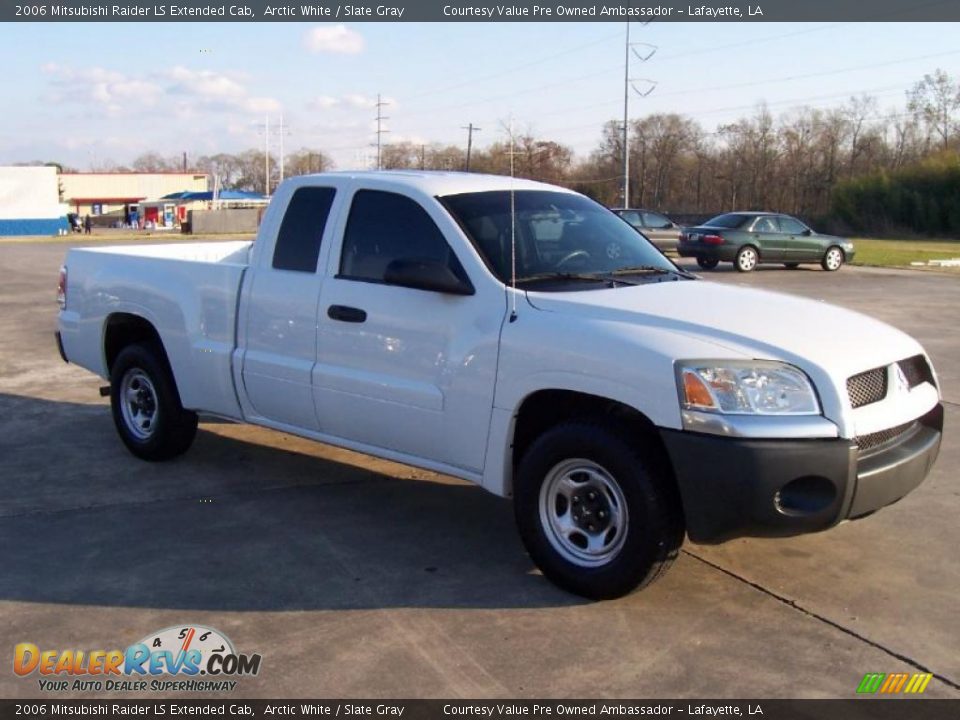 2006 Mitsubishi Raider LS Extended Cab Arctic White / Slate Gray Photo #5