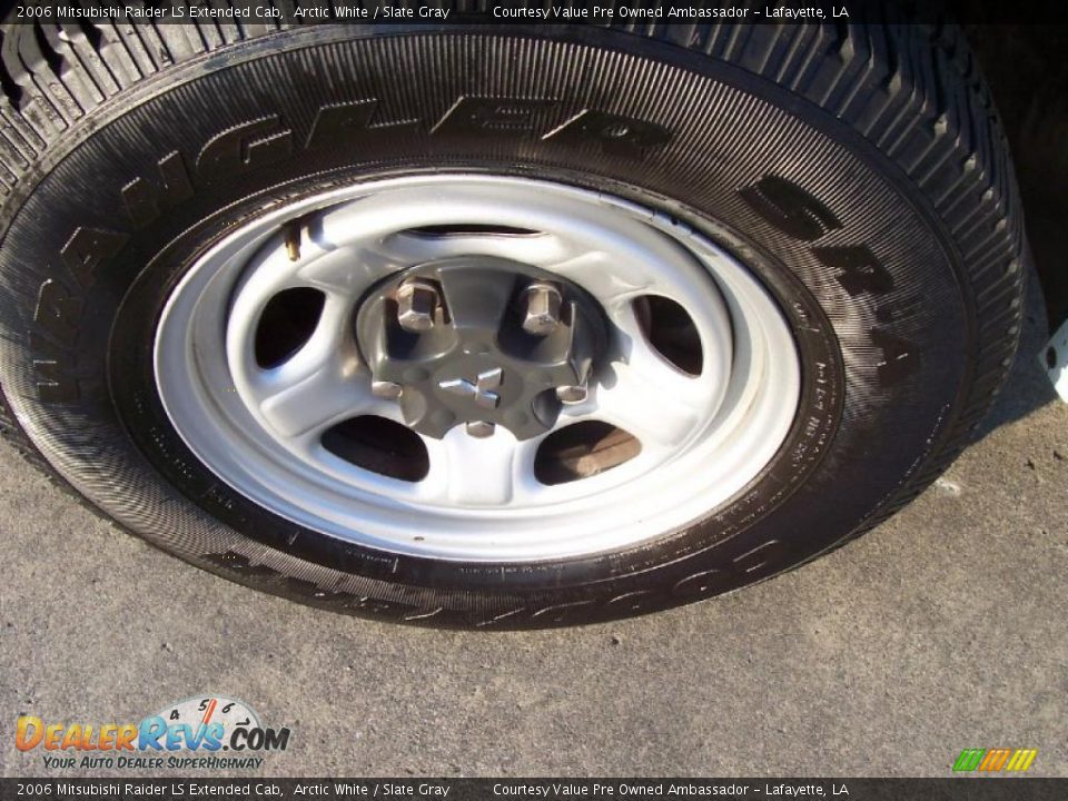 2006 Mitsubishi Raider LS Extended Cab Arctic White / Slate Gray Photo #7