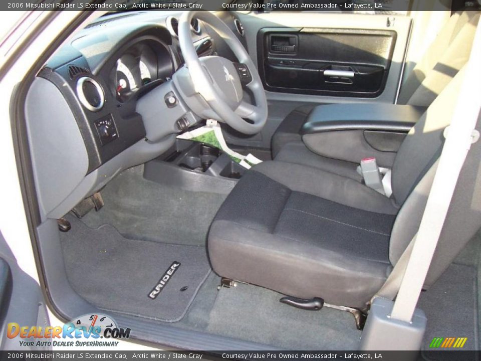 2006 Mitsubishi Raider LS Extended Cab Arctic White / Slate Gray Photo #8