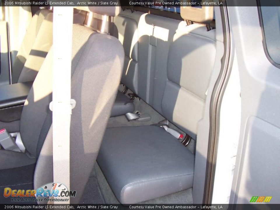 2006 Mitsubishi Raider LS Extended Cab Arctic White / Slate Gray Photo #9
