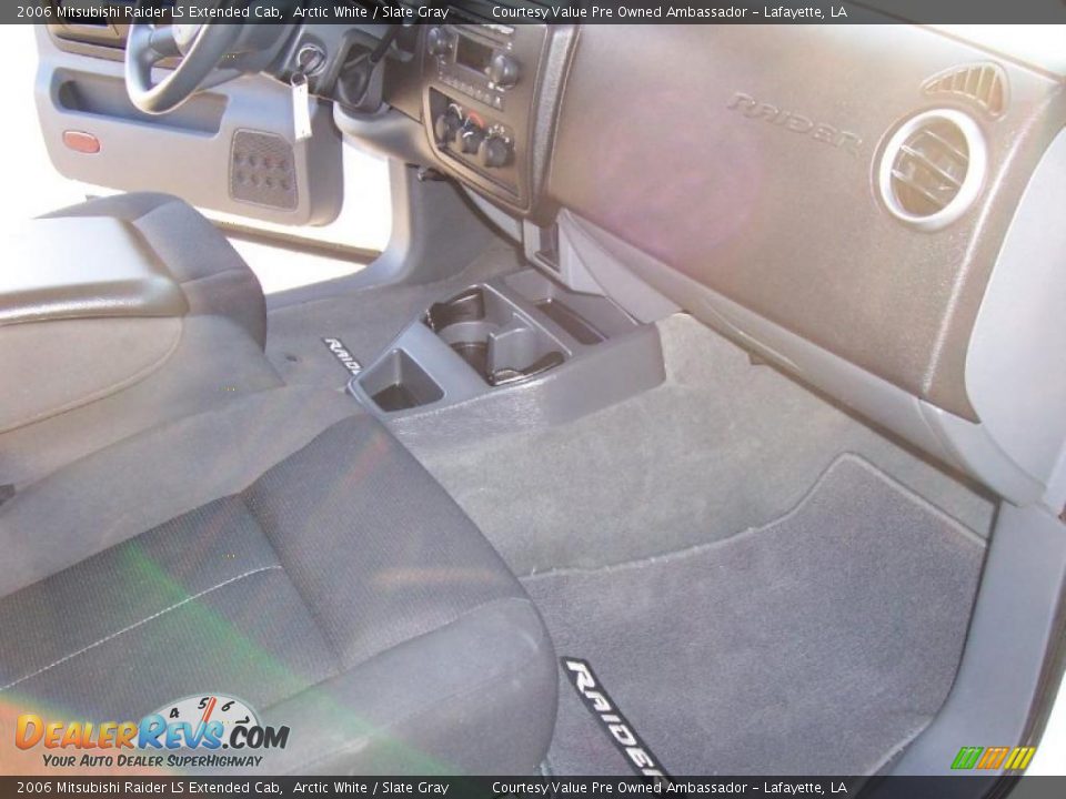 2006 Mitsubishi Raider LS Extended Cab Arctic White / Slate Gray Photo #10