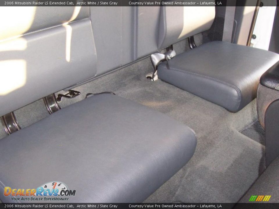 2006 Mitsubishi Raider LS Extended Cab Arctic White / Slate Gray Photo #11