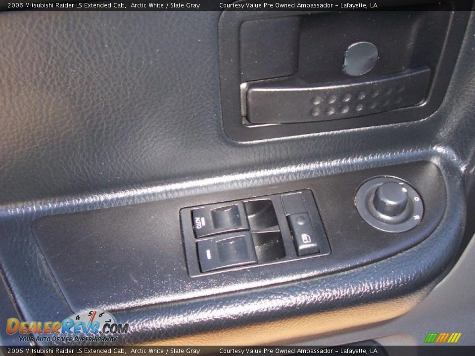 2006 Mitsubishi Raider LS Extended Cab Arctic White / Slate Gray Photo #12