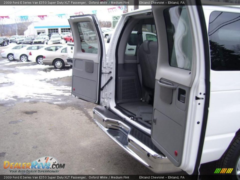 2009 Ford E Series Van E350 Super Duty XLT Passenger Oxford White / Medium Flint Photo #13