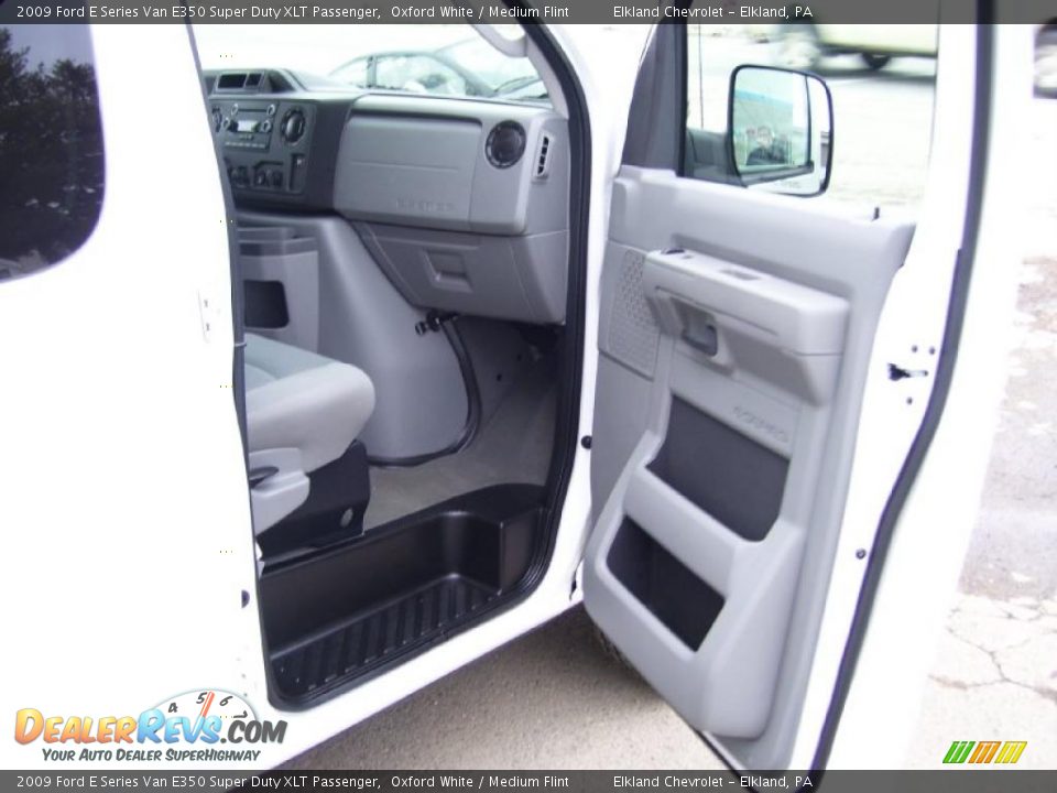 2009 Ford E Series Van E350 Super Duty XLT Passenger Oxford White / Medium Flint Photo #16