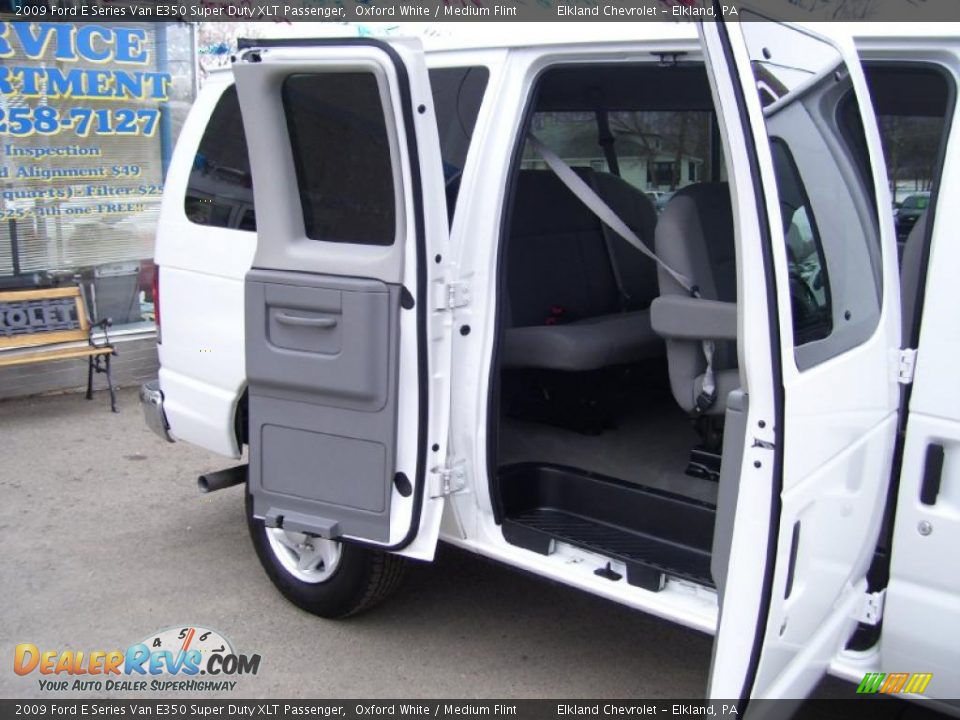 2009 Ford E Series Van E350 Super Duty XLT Passenger Oxford White / Medium Flint Photo #18