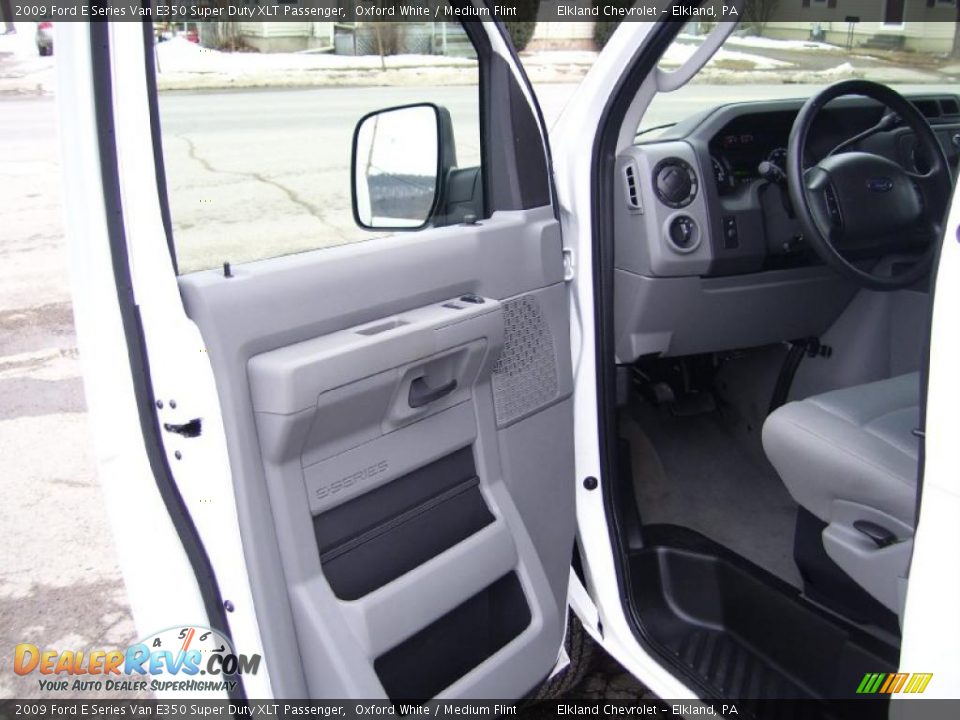 2009 Ford E Series Van E350 Super Duty XLT Passenger Oxford White / Medium Flint Photo #22