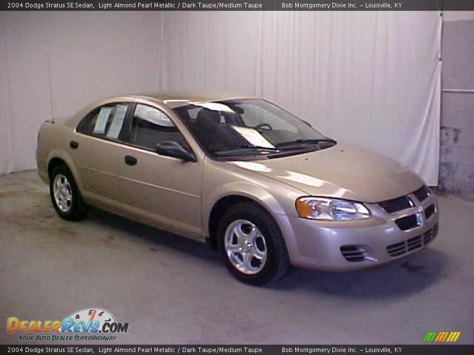 2004 Dodge Stratus SE Sedan Light Almond Pearl Metallic / Dark Taupe/Medium Taupe Photo #1