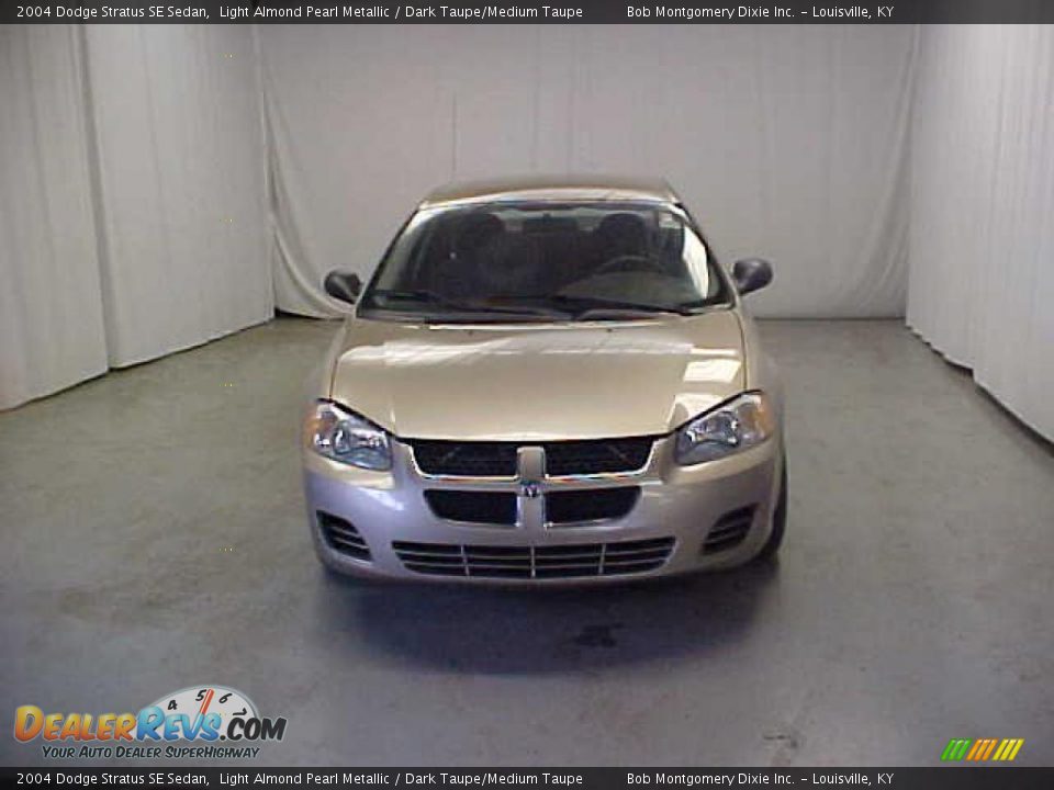 2004 Dodge Stratus SE Sedan Light Almond Pearl Metallic / Dark Taupe/Medium Taupe Photo #2