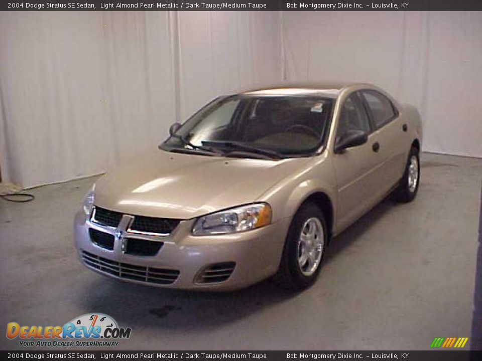 2004 Dodge Stratus SE Sedan Light Almond Pearl Metallic / Dark Taupe/Medium Taupe Photo #3