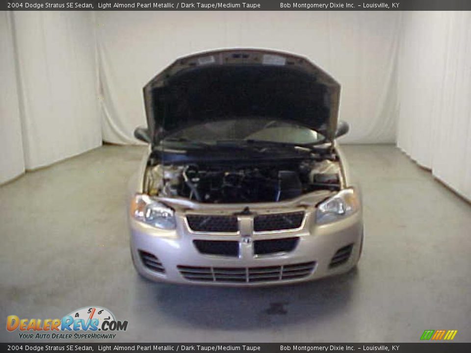 2004 Dodge Stratus SE Sedan Light Almond Pearl Metallic / Dark Taupe/Medium Taupe Photo #4