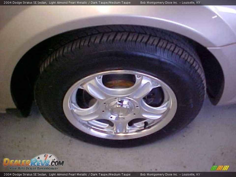 2004 Dodge Stratus SE Sedan Light Almond Pearl Metallic / Dark Taupe/Medium Taupe Photo #6