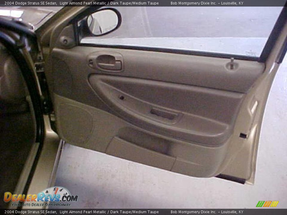2004 Dodge Stratus SE Sedan Light Almond Pearl Metallic / Dark Taupe/Medium Taupe Photo #7