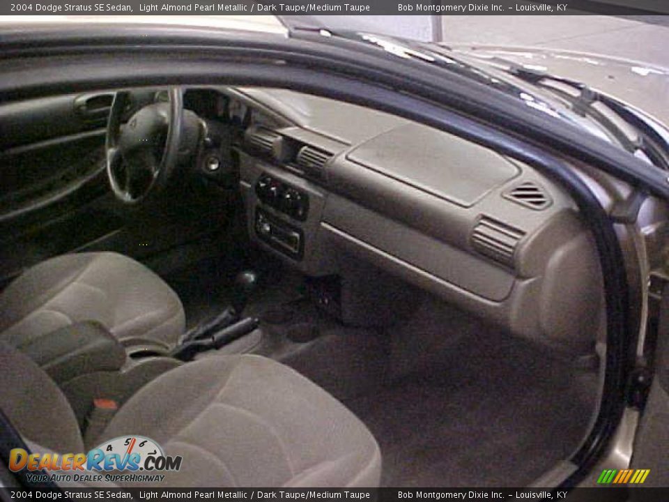 2004 Dodge Stratus SE Sedan Light Almond Pearl Metallic / Dark Taupe/Medium Taupe Photo #8