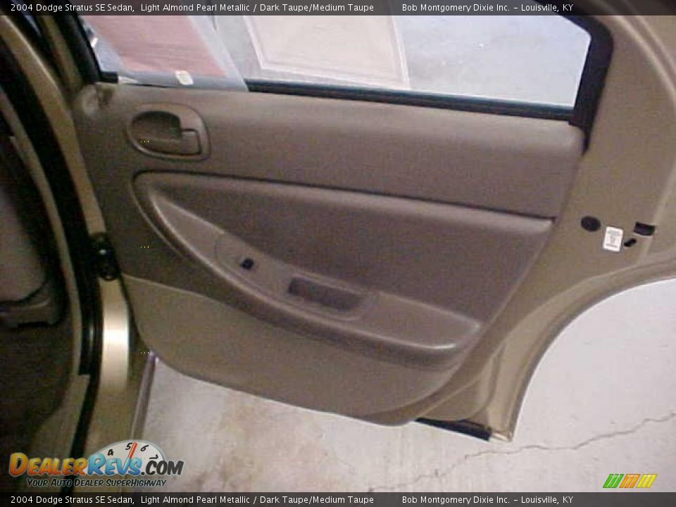 2004 Dodge Stratus SE Sedan Light Almond Pearl Metallic / Dark Taupe/Medium Taupe Photo #10