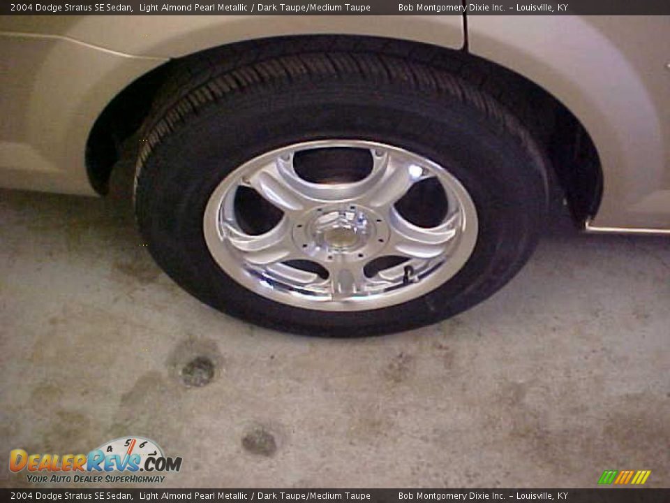 2004 Dodge Stratus SE Sedan Light Almond Pearl Metallic / Dark Taupe/Medium Taupe Photo #12