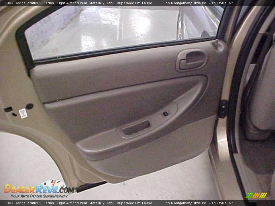 2004 Dodge Stratus SE Sedan Light Almond Pearl Metallic / Dark Taupe/Medium Taupe Photo #16
