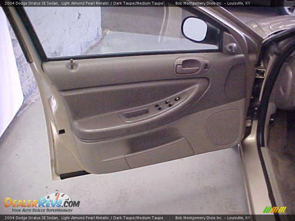 2004 Dodge Stratus SE Sedan Light Almond Pearl Metallic / Dark Taupe/Medium Taupe Photo #18