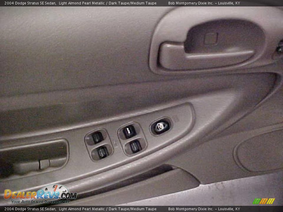 2004 Dodge Stratus SE Sedan Light Almond Pearl Metallic / Dark Taupe/Medium Taupe Photo #19