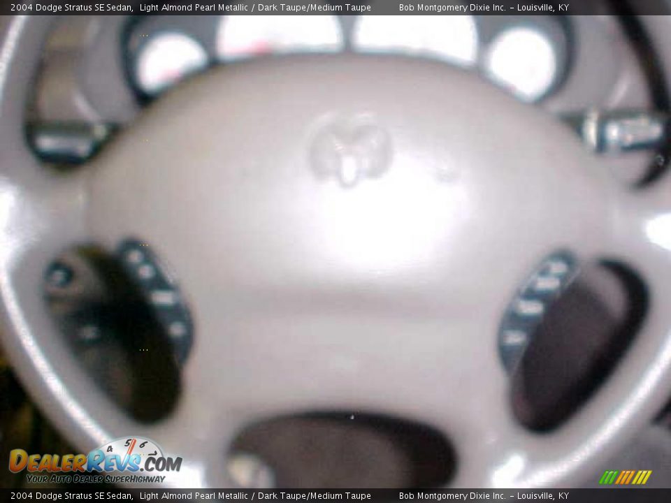 2004 Dodge Stratus SE Sedan Light Almond Pearl Metallic / Dark Taupe/Medium Taupe Photo #22