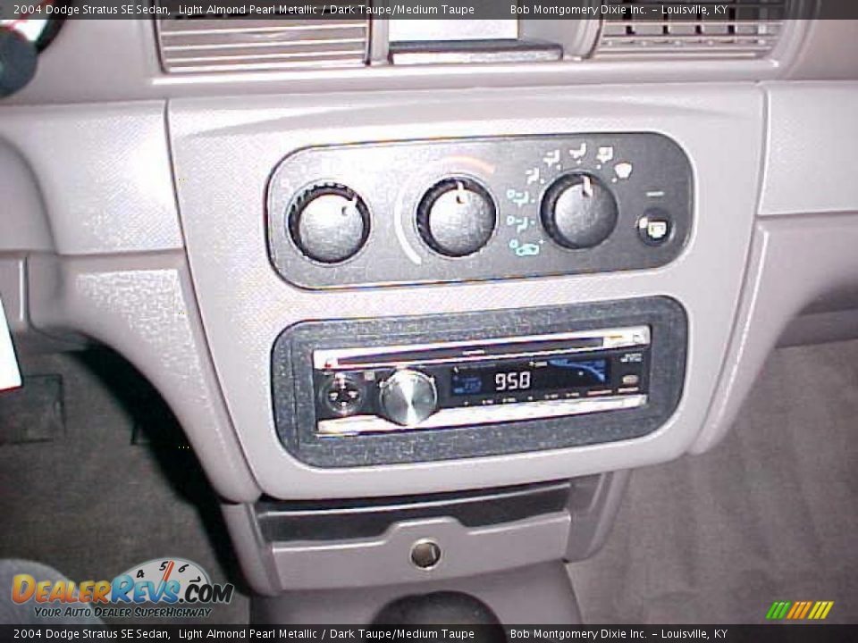 2004 Dodge Stratus SE Sedan Light Almond Pearl Metallic / Dark Taupe/Medium Taupe Photo #23