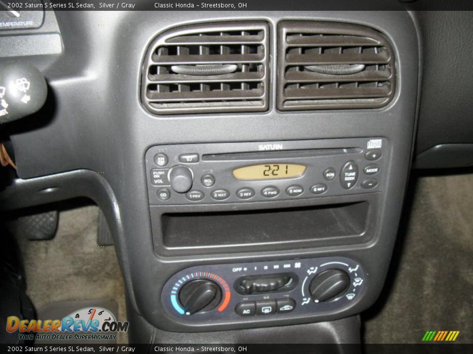 2002 Saturn S Series SL Sedan Silver / Gray Photo #16