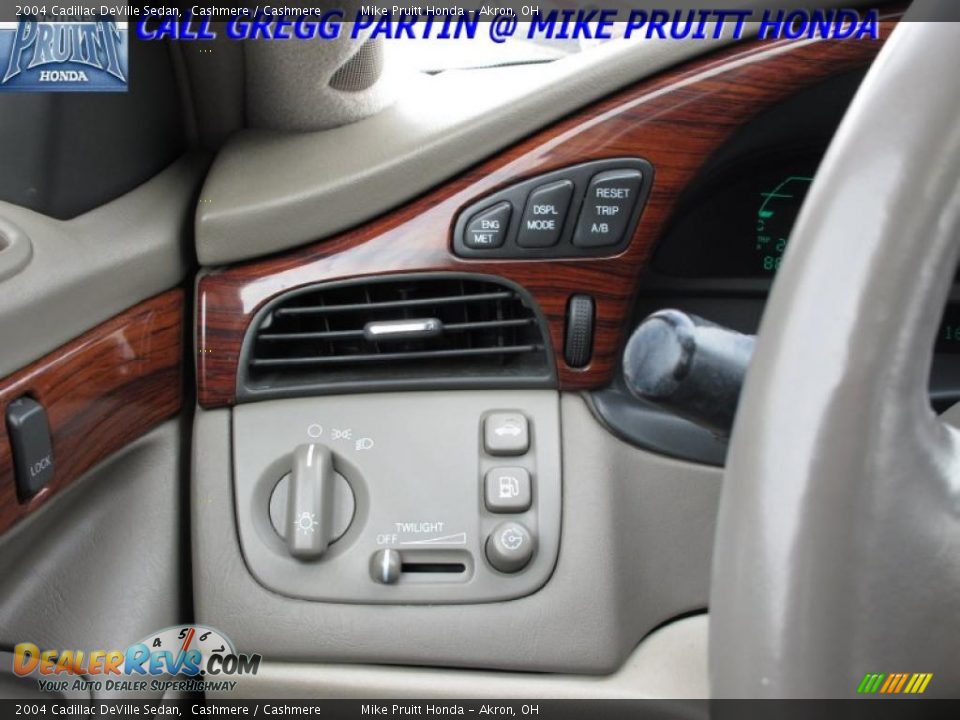 2004 Cadillac DeVille Sedan Cashmere / Cashmere Photo #19