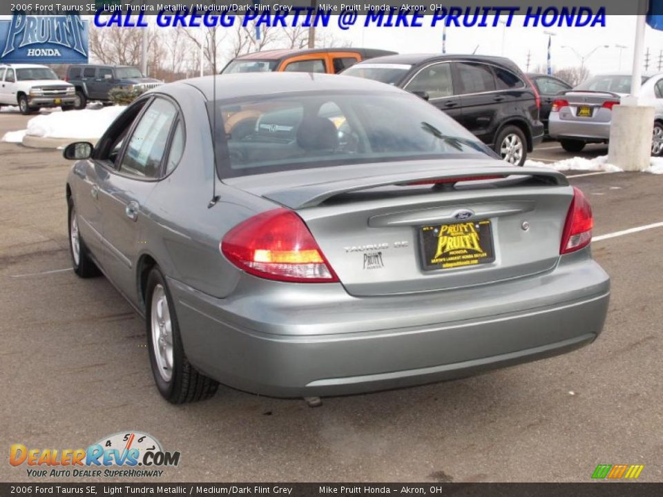2006 Ford Taurus SE Light Tundra Metallic / Medium/Dark Flint Grey Photo #2