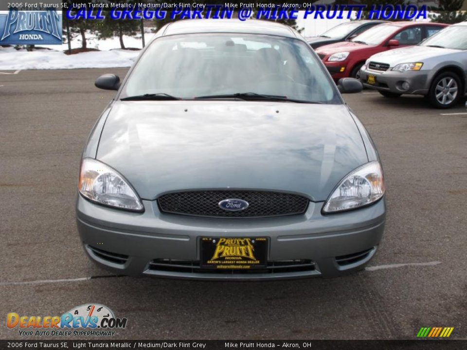 2006 Ford Taurus SE Light Tundra Metallic / Medium/Dark Flint Grey Photo #4