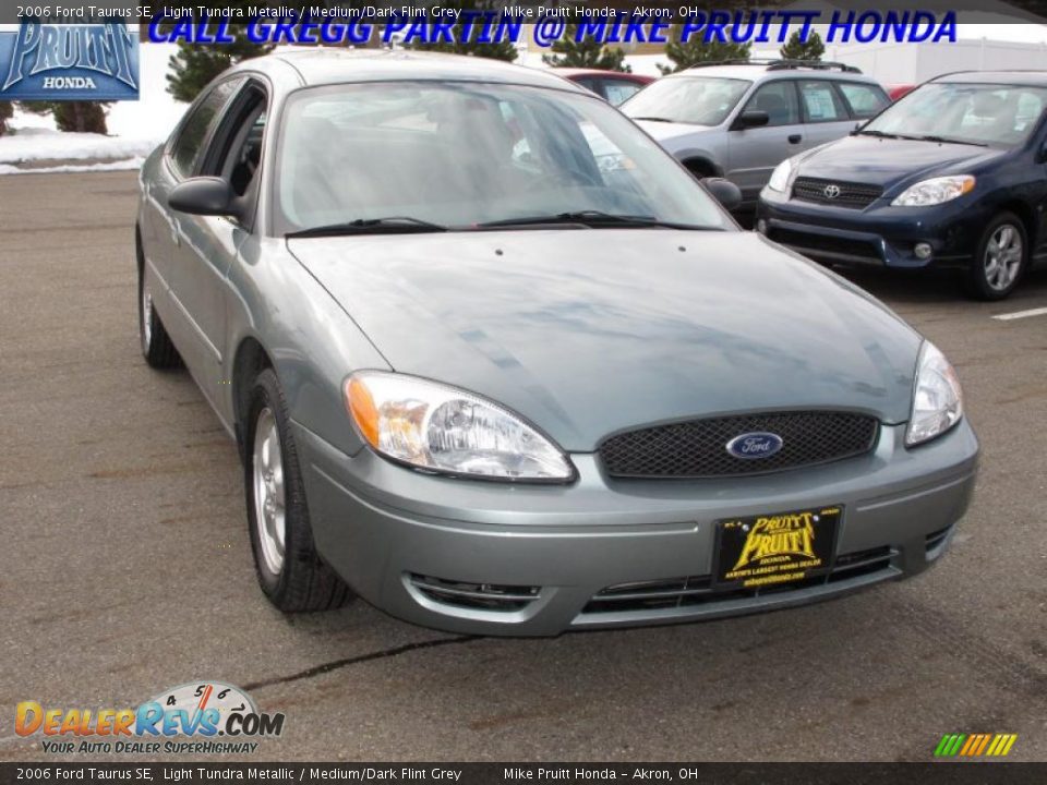 2006 Ford Taurus SE Light Tundra Metallic / Medium/Dark Flint Grey Photo #5