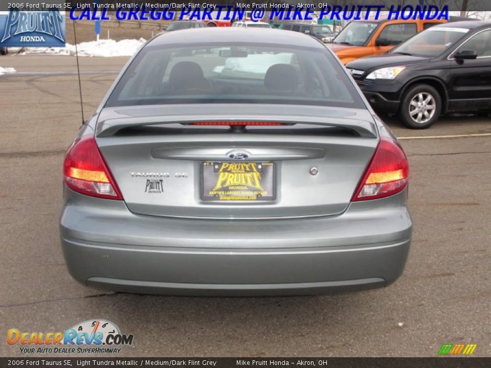 2006 Ford Taurus SE Light Tundra Metallic / Medium/Dark Flint Grey Photo #8