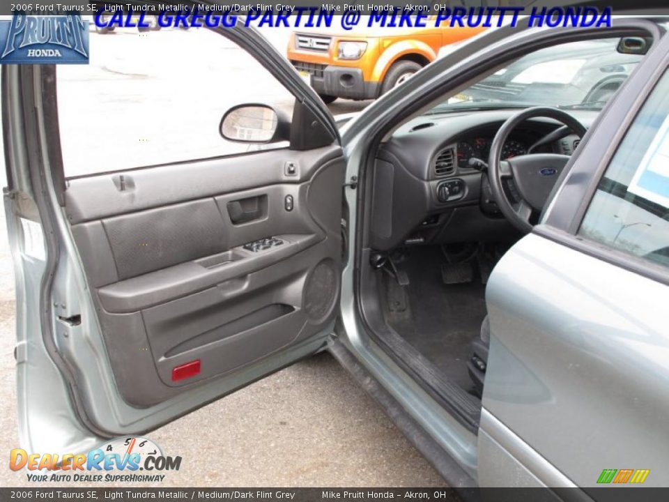 2006 Ford Taurus SE Light Tundra Metallic / Medium/Dark Flint Grey Photo #9