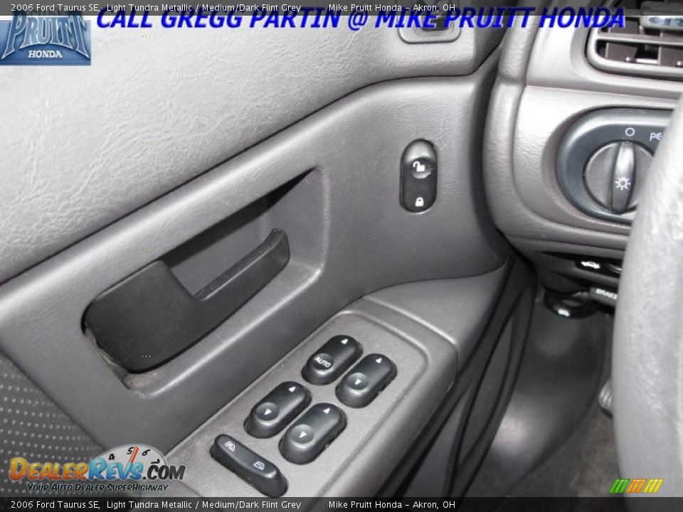 2006 Ford Taurus SE Light Tundra Metallic / Medium/Dark Flint Grey Photo #17