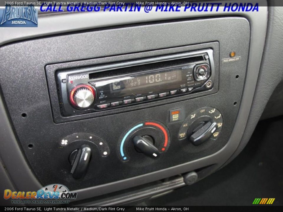 2006 Ford Taurus SE Light Tundra Metallic / Medium/Dark Flint Grey Photo #18