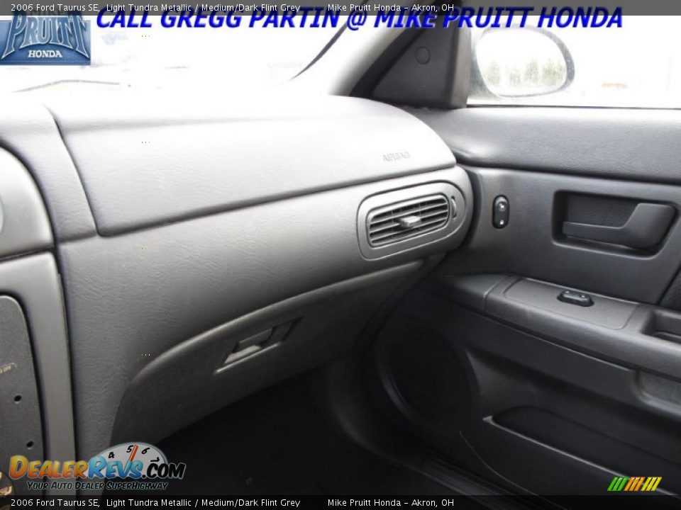 2006 Ford Taurus SE Light Tundra Metallic / Medium/Dark Flint Grey Photo #19