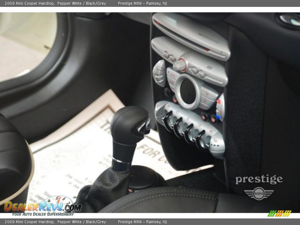 2009 Mini Cooper Hardtop Pepper White / Black/Grey Photo #16