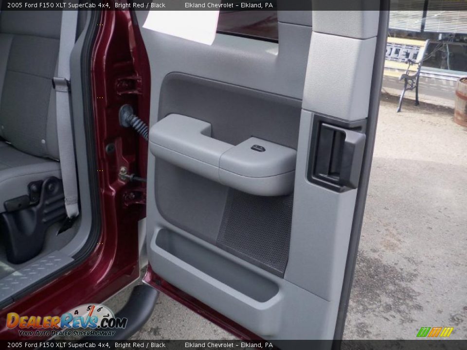 2005 Ford F150 XLT SuperCab 4x4 Bright Red / Black Photo #16