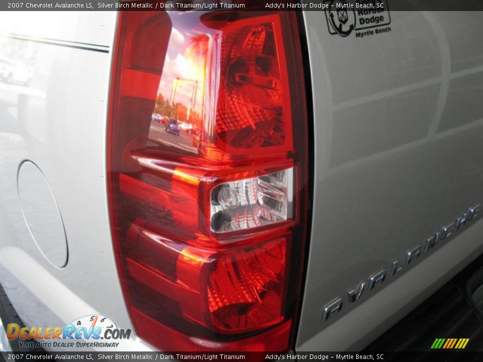 2007 Chevrolet Avalanche LS Silver Birch Metallic / Dark Titanium/Light Titanium Photo #7