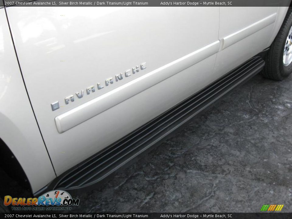 2007 Chevrolet Avalanche LS Silver Birch Metallic / Dark Titanium/Light Titanium Photo #11
